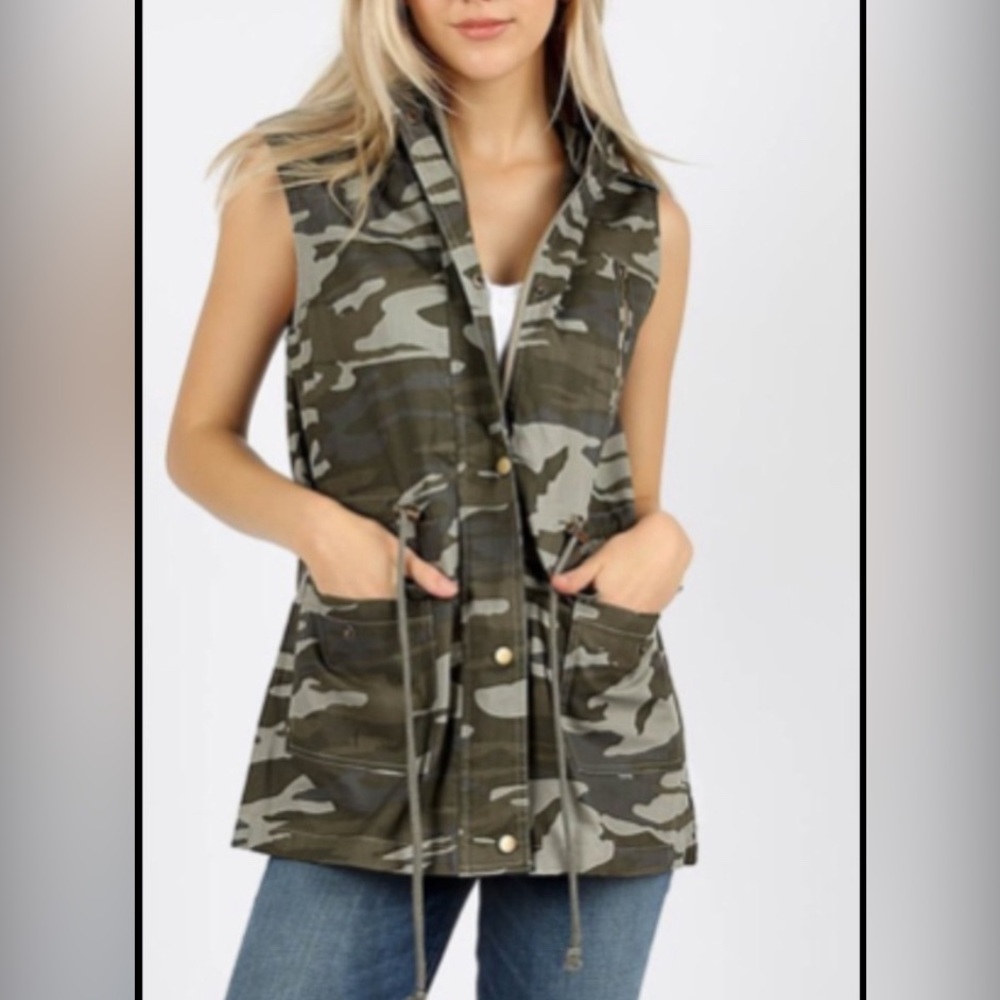 NWOT Camo Hooded Vest Small